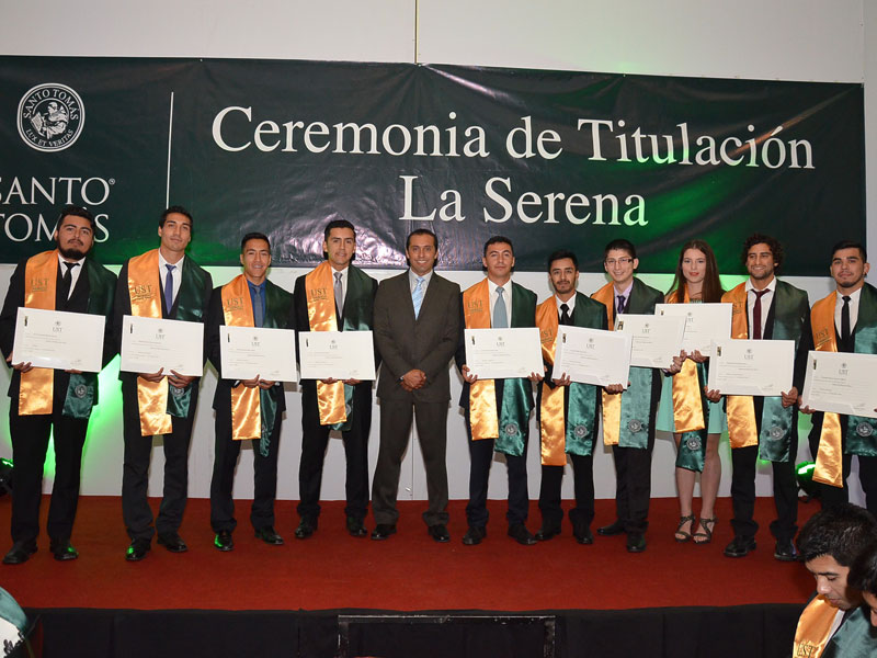 Titulados de Pedagogía en Educación Física y jefe de carrera, Carlos Munizaga.