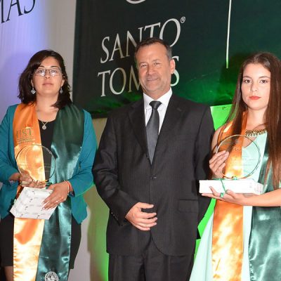 Domynyk Brown y Karen Hernández, “Premio al mérito Santo Tomás” junto a Director académico interino, Jaime Camus.