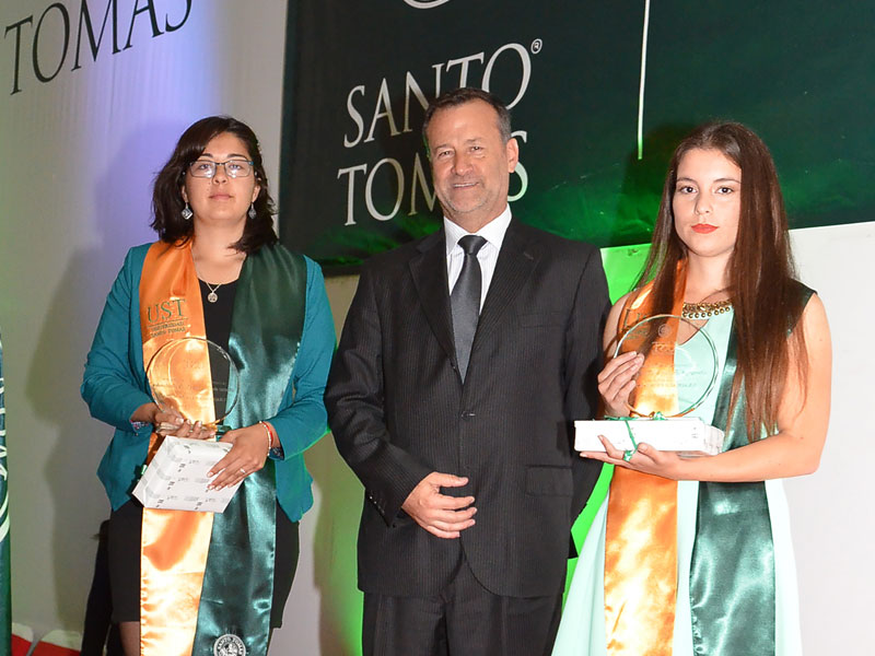 Domynyk Brown y Karen Hernández, “Premio al mérito Santo Tomás” junto a Director académico interino, Jaime Camus.