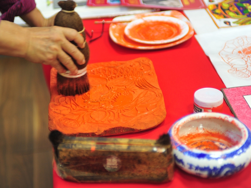 Celebración del Año Nuevo Chino en sede Santiago Centro, con 5 artesanos nativos realizando sus trabajos en vivo.