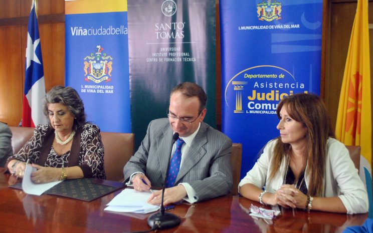 Firma de convenio de asistencia jurídica entre Escuela de Derecho UST Viña del Mar y Municipalidad