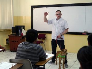 Gonzalo Chávez, jefe de carrera Medicina Veterinaria UST Viña del Mar, durante sus exposiciones en Ecuador.