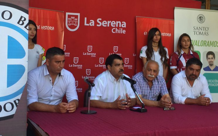Organizadores junto a alcalde de La Serena durante lanzamiento torneo fútbol.