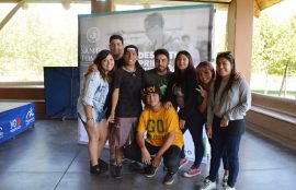 Un grupo de alumnos de Santo Tomás Puente Alto posa para la foto durante la bienvenida tomasina en el balneario municipal.