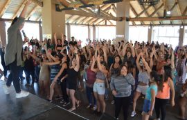 Cientos de estudiantes disfrutaron de la bienvenida tomasina en el balneario municipal de Puente Alto.