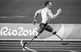 Atleta con prótesis en las piernas corre en juegos olímpicos Río 2016.