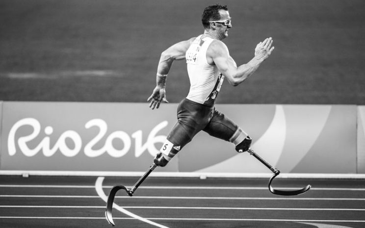 Atleta con prótesis en las piernas corre en juegos olímpicos Río 2016.