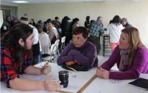 Estudiante de diseño trabaja con dos emprendedoras. 