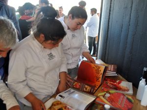 Alumnos de Gastronomía Internacional y Tradicional Chilena de CFT Santo Tomás Viña del Mar, con el libro "Gastronomía Valparaíso"