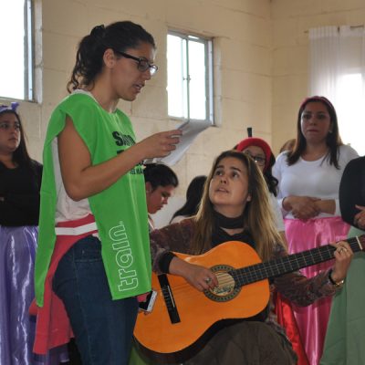"Mechoneo solidario" de alumnos nuevos de Santo Tomás Viña del Mar, en el Ejército de Salvación de Valparaíso