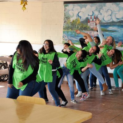 "Mechoneo solidario" de alumnos nuevos de Santo Tomás Viña del Mar, en el Ejército de Salvación de Valparaíso