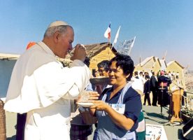 El Papa compartiendo con una señora