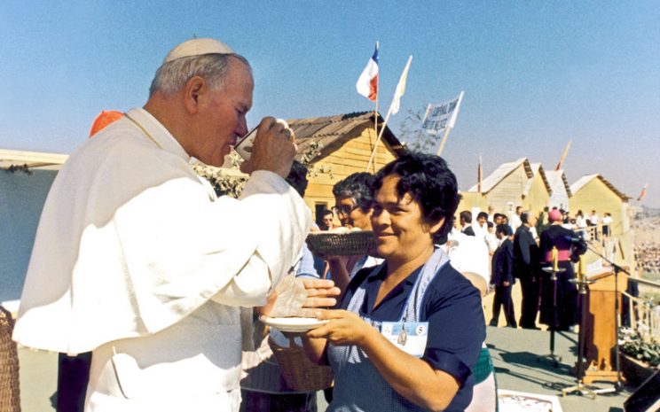 El Papa compartiendo con una señora
