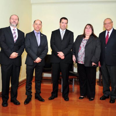 El ex Subsecretario de Hacienda y presidente de la consultora ICR Clasificadora de Riesgo, Álvaro Clarke, junto a autoridades de la UST.