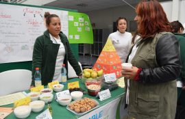 Alumnas de Técnico en Podología Clínica entregan consejos de autocuidado durante una feria de salud.