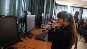 Niña programando frente a computador.