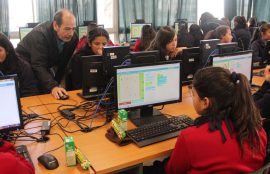 Alumnas de colegio aprenden a programar en computadores del IP Santo Tomás.