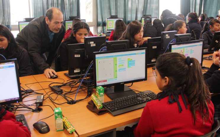 Alumnas de colegio aprenden a programar en computadores del IP Santo Tomás.