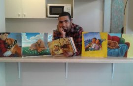 Roberto junto a algunos de sus libros e ilustraciones.