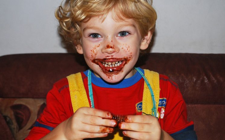 Niño comiendo chocolates