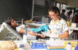 Estudiante donando y profesional del hospital de La Serena.
