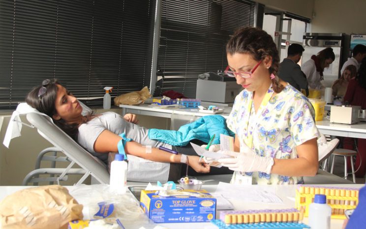 Estudiante donando y profesional del hospital de La Serena.