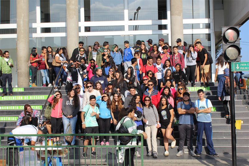 Alumnos en Mechoneo Solidario 2017 Santo Tomás Antofagasta