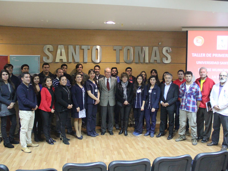 Foto grupal de participantes, docentes y autoridades.