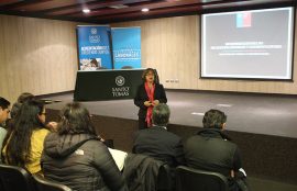 Seremi del Trabajo Ana Sáez exponiendo charla en Santo Tomás Valdivia