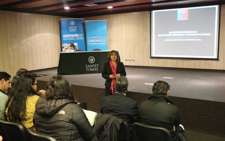 Seremi del Trabajo Ana Sáez exponiendo charla en Santo Tomás Valdivia