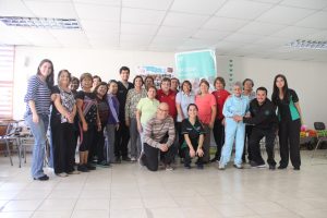 Participantes del programa junto a alumnos y docentes. 