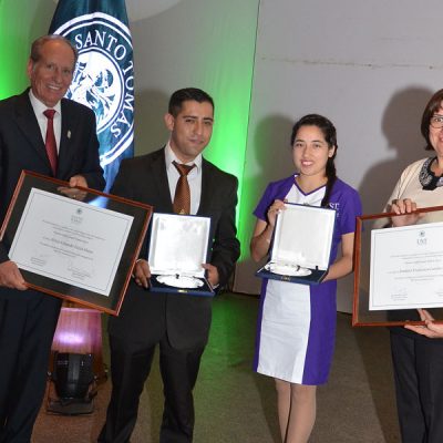 Ganadores Premio Sello junto a Rector y Directora Formación e Identidad.
