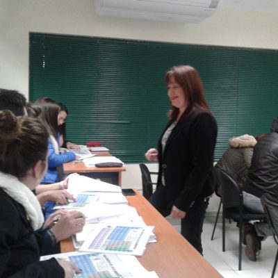 Directora Área Química junto a participantes.