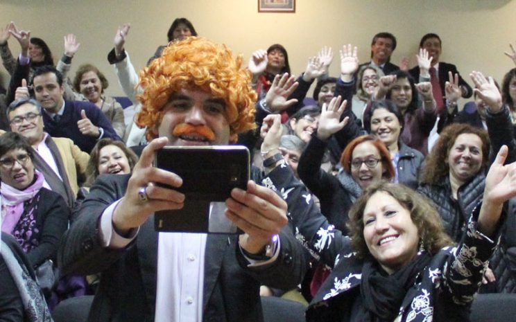 Profesor Salomón tomándose una selfie con orientadores de colegios.
