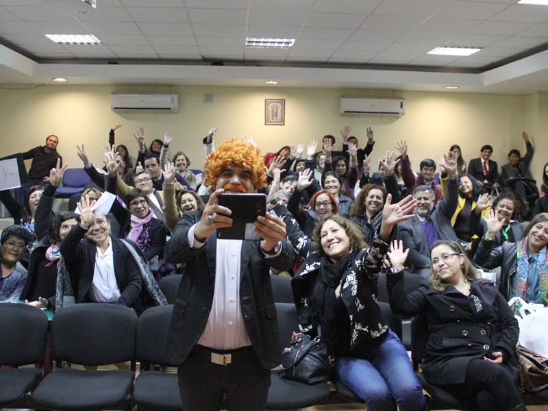 Profesor Salomón se toma una selfie junto a los asistentes.