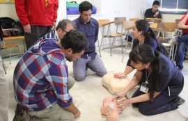 Alumnas de Enfermería enseñan técnicas de reanimación a participantes del curso.