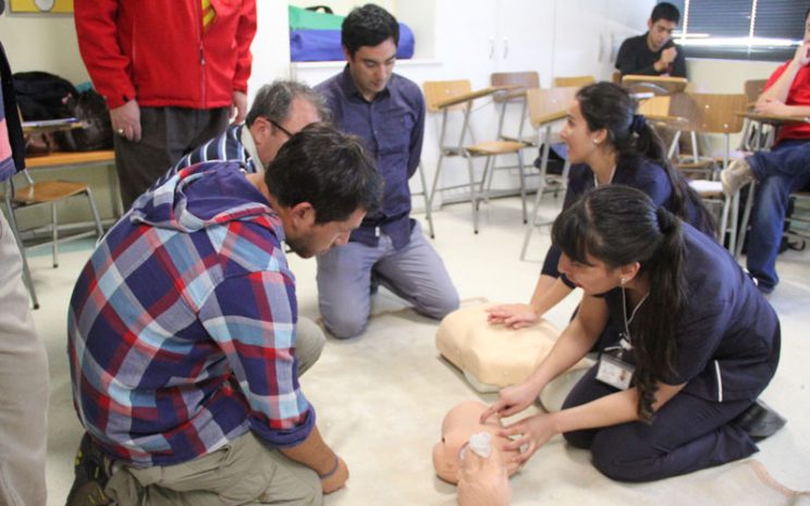 Alumnas de Enfermería enseñan técnicas de reanimación a participantes del curso.