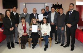 Grupo de 12 personas que componen el consejo asesor del Liceo Ignacio Carrera Pinto.