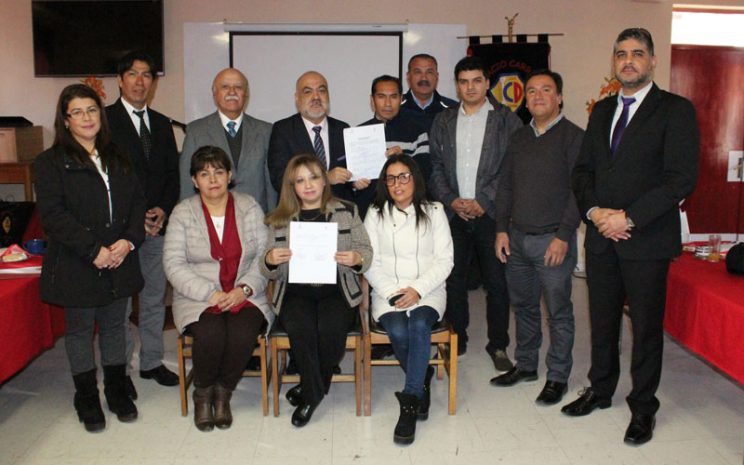 Grupo de 12 personas que componen el consejo asesor del Liceo Ignacio Carrera Pinto.