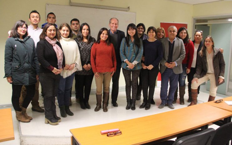 Foto grupal: participantes del curso junto a profesora y autoridades.