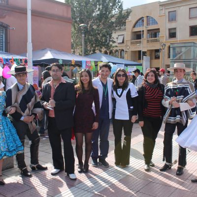 Jóvenes de Grupo folclórico que se presentó en la jornada.