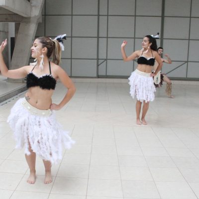 Tres alumnas del Grupo folclórico bailando.