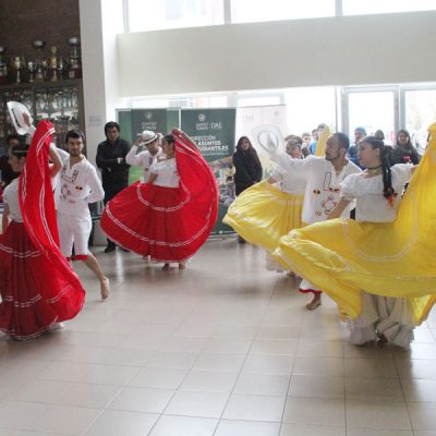 Seis integrantes del grupo bailan ritmos de Panamá.