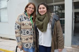 María Fernanda Castañeda junto a la directora de Admisión de Santo Tomás Puente Alto, Verónica Muñoz.