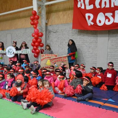 Un grupo de niños se agrupa en la alianza roja, para participar de las olimpiadas de motricidad en Santo Tomás Puente Alto.