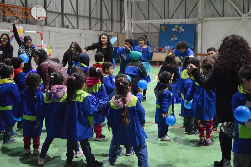 Un grupo de niños baila al iniciar las olimpiadas de motricidad en Santo Tomás Puente Alto.