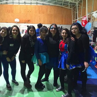 Un grupo de alumnas vestidas de azul en el gimnasio de Santo Tomás.