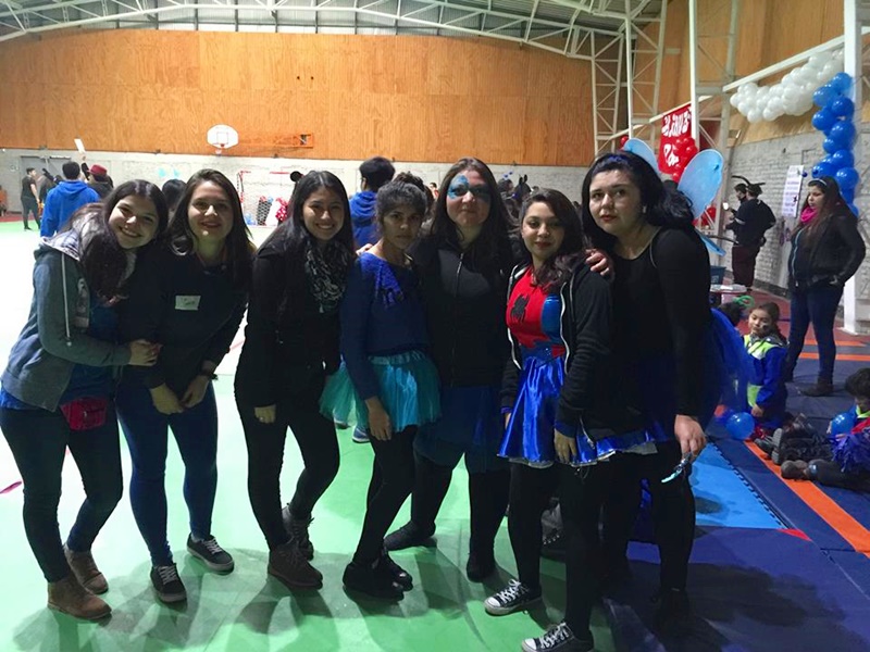 Un grupo de alumnas vestidas de azul en el gimnasio de Santo Tomás.