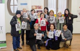 Adultos mayores de Santiago Centro durante el taller de Cultura China
