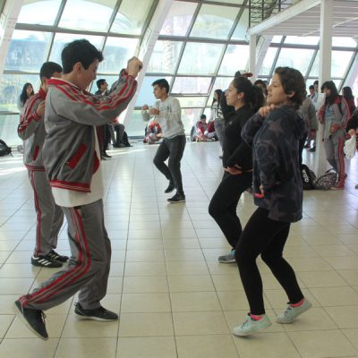 Alumno baila cueca junto a estudiante de Educación física.